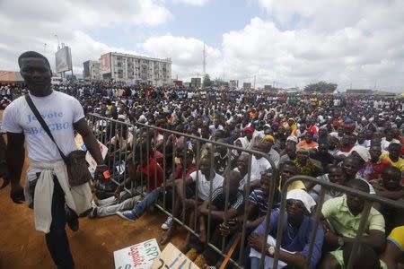 People attend the rally of the opposition National Coalition for Change (CNC) in Yopougon district, Abidjan October 7, 2015. REUTERS/ Thierry Gouegnon