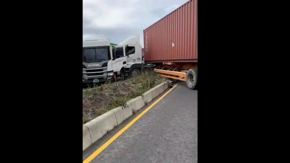 聯結車失控衝過分隔島後撞上另2輛聯結車。（圖／翻攝社會事新聞影音）