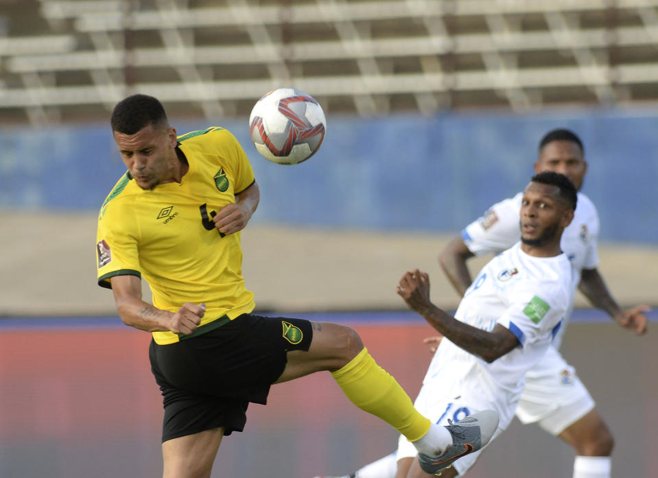 Ravel Morrison de Jamaica, izquierda, pelea por el balón contra Alberto Quintero de Panamá durante un partido por la segunda fecha del octagonal final de la CONCACAF al Mundial de Qatar 2022, en Kingston, Jamaica, el domingo 5 de septiembre de 2021. (AP Foto/Collin Reid)
