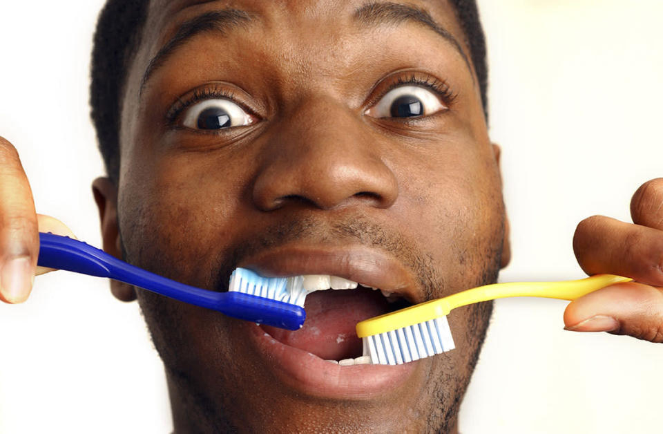 Viele Patienten putzen zu wenig, einige putzen aber zu viel. Zu eifriges Schrubben der Zähne führt zur Abnutzung des Schmelzes und genauso zu Karies.