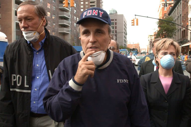 Giuliani, un día después de los atentados, acompañado del gobernador de Nueva York, George Pataki, y la entonces senadora Hillary Clinton