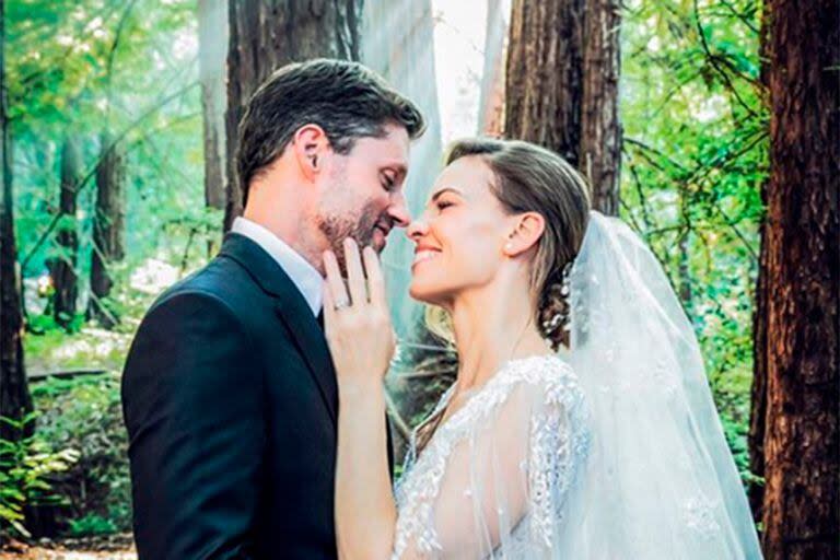 Hilary Swank tuvo su boda de ensueño en medio de un bosque