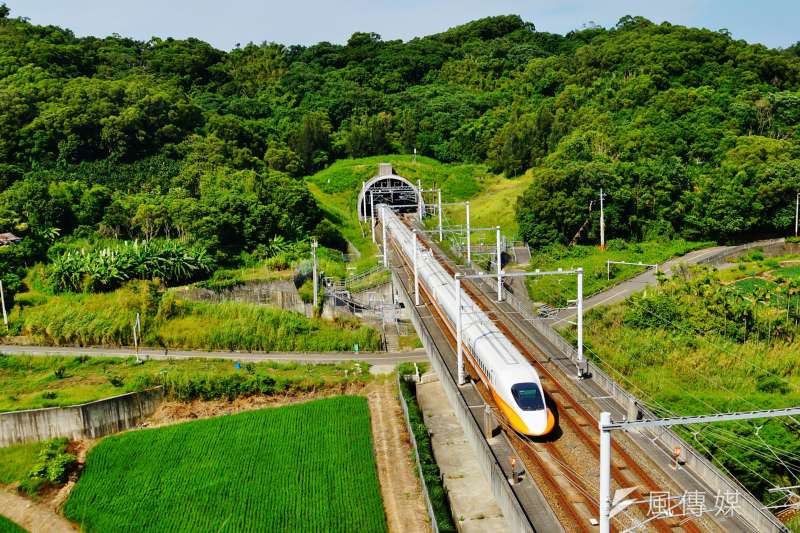 台灣高鐵列車，攝於苗栗路段。（盧逸峰攝）