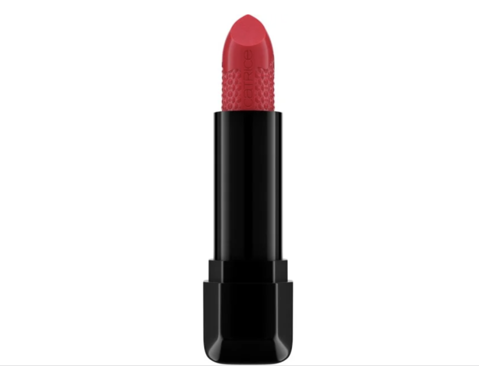 Guter Lippenstift muss nicht immer teuer sein. Den Shine Bomb Lipstick von Catrice gibt es bereit ab 4,49 Euro. (Bild: Catrice)