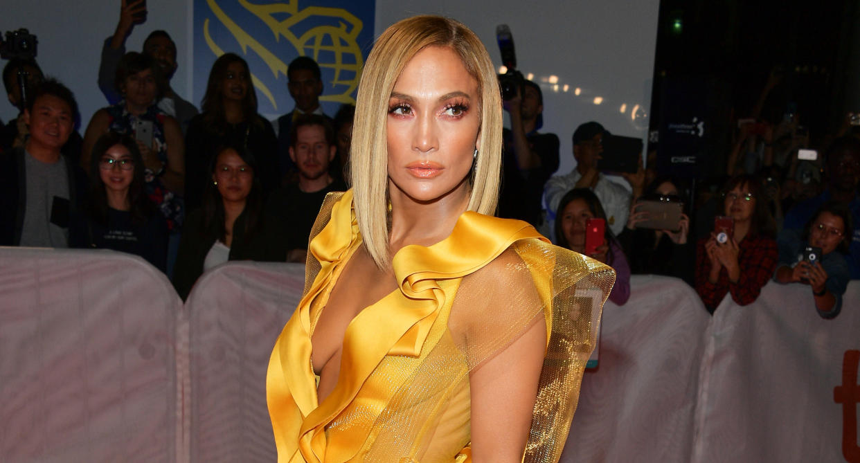 Jennifer Lopez rockte bei der kanadischen Premiere ihres neuen Films „Hustlers“ ein tief ausgeschnittenes, ringelblumengelbes Kleid. Foto: Getty