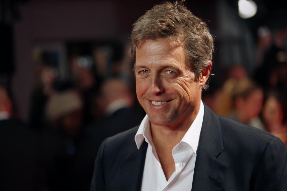 Ein britischer Akzent wie der von Hugh Grant ist einer neuen Umfrage zufolge der weltweit attraktivste. (Photo by Joel Ryan/Invision/AP)