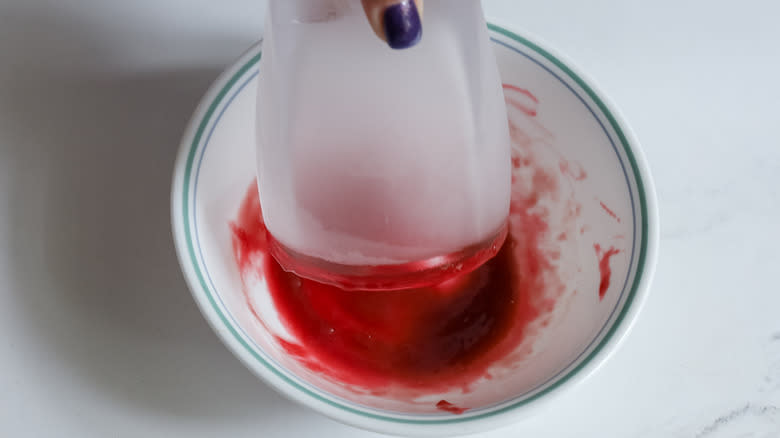 rimming cocktail glass with jam