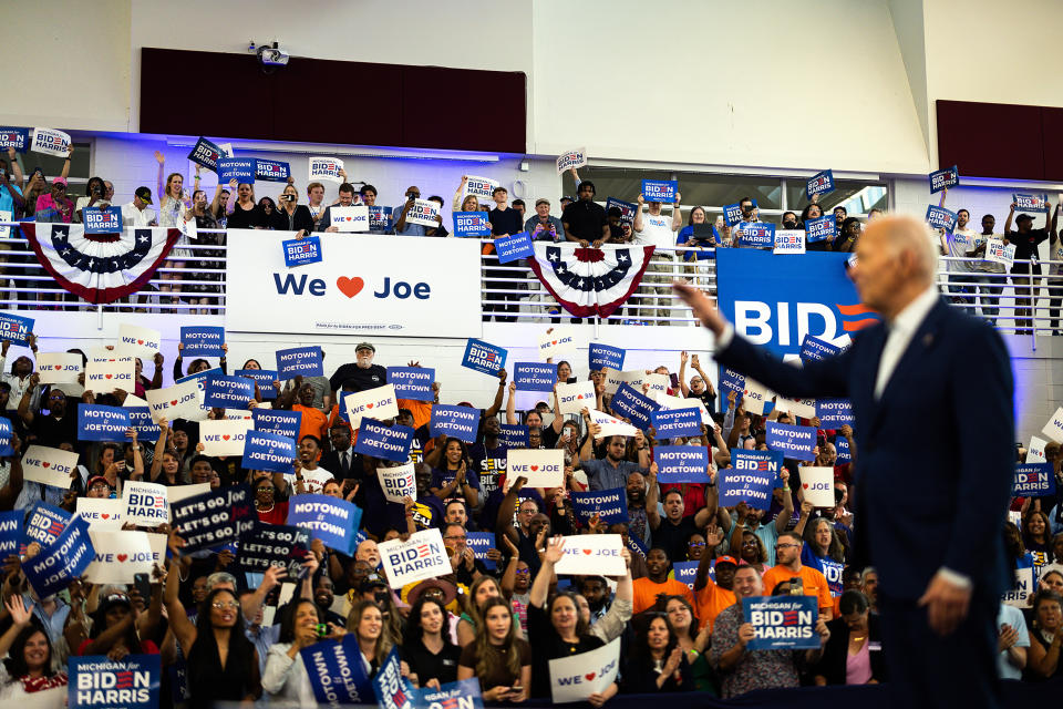 Simpatizantes del presidente Joe Biden sostienen pancartas mientras sube al escenario en un mitin de su campaña de reelección en el instituto Renaissance de Detroit el viernes 12 de julio de 2024. (Tierney L. Cross/The New York Times).