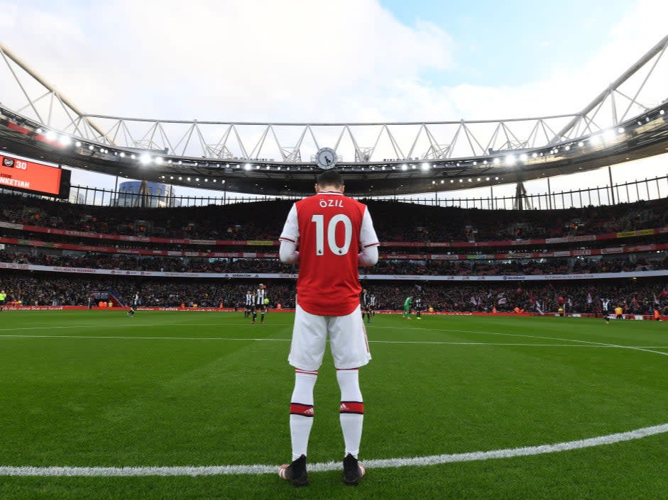 <p>Mesut Özil del Arsenal reza antes del partido de la Premier League entre el Arsenal FC y el Newcastle United en el Emirates Stadium el 16 de febrero de 2020 en Londres, Reino Unido. </p> (Foto de Stuart MacFarlane / Arsenal FC a través de Getty Images)