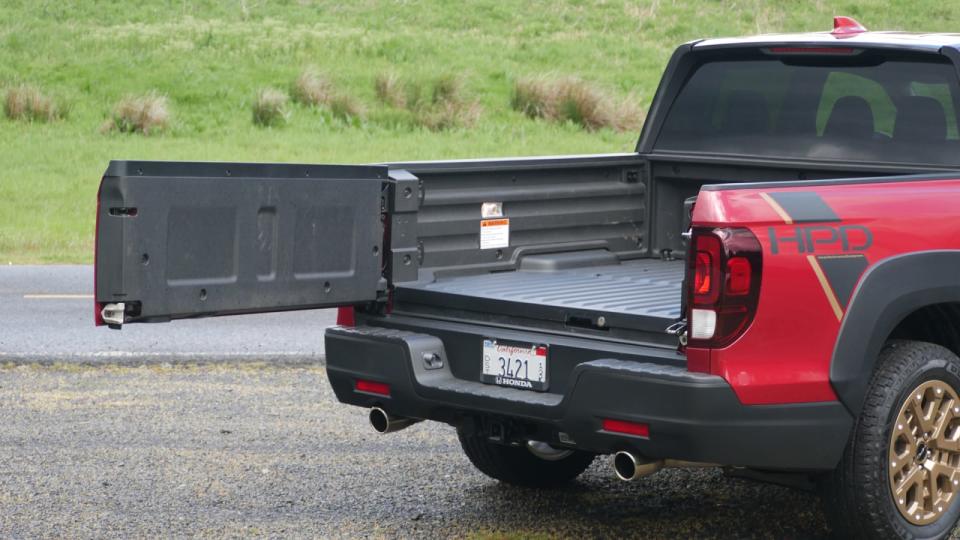 2022 Honda Ridgeline Sport dual-action tailgate