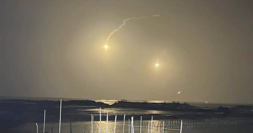 搶救F-16V失聯飛官陳奕行動持續進行中，晚間更出動運輸機投擲照明彈、海軍水下作業全力漏夜搜索中。（圖∕嘉義市消防局提供）