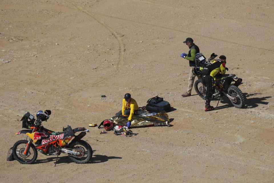 El cuerpo del motociclista portugués Paulo Gonçalves es cubierto tras un accidente que le costó la vida en la séptima etapa del Rally Dakar, entre Riad y Wadi al Dawasir, Arabia Saudí, el domingo 12 de enero de 2020 (AP Foto/Bernat Armangue)