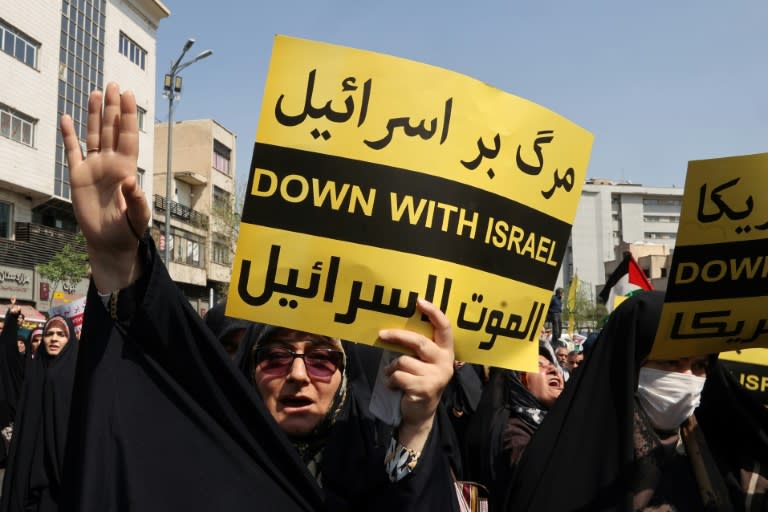 Una mujer iraní sostiene un cartel que reza "Abajo Israel" durante una manifestación en Teherán el 19 de abril de 2024 (Atta Kenare)