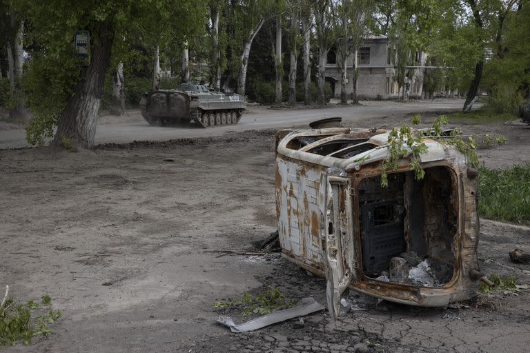 Un vehículo destruido cerca de Bakhmut, donde los combates han convertido a la ciudad en un emblema de la ferocidad de la guerra. (Tyler Hicks/The New York Times)