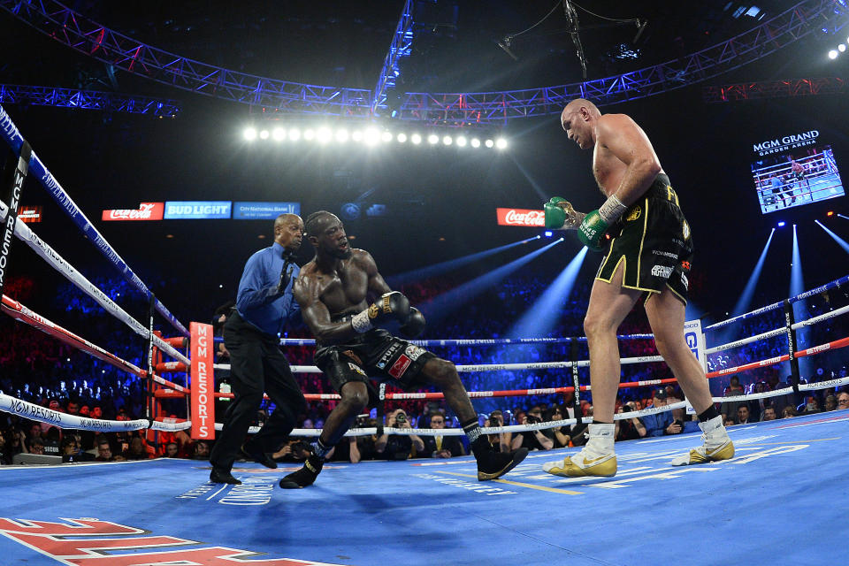 Vor Tyson Fury gehen nicht nur Boxer zu Boden, wie hier Deontay Wilder im Februar in Las Vegas. Selbst Sandsäcke haut der Weltmeister aus den Socken. (Bild: Joe Camporeale-USA TODAY Sports/ Reuters)