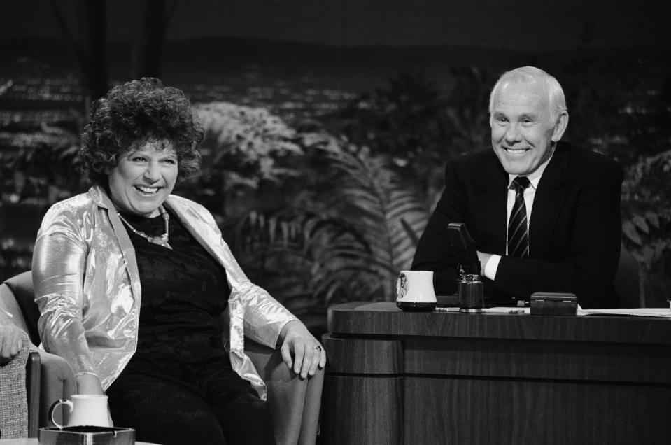 THE TONIGHT SHOW STARRING JOHNNY CARSON -- Pictured: (l-r) Actress Miriam Margolyes, host Johnny Carson on November 10, 1989 -- (Photo by: Chris Haston/NBCU Photo Bank/NBCUniversal via Getty Images via Getty Images)