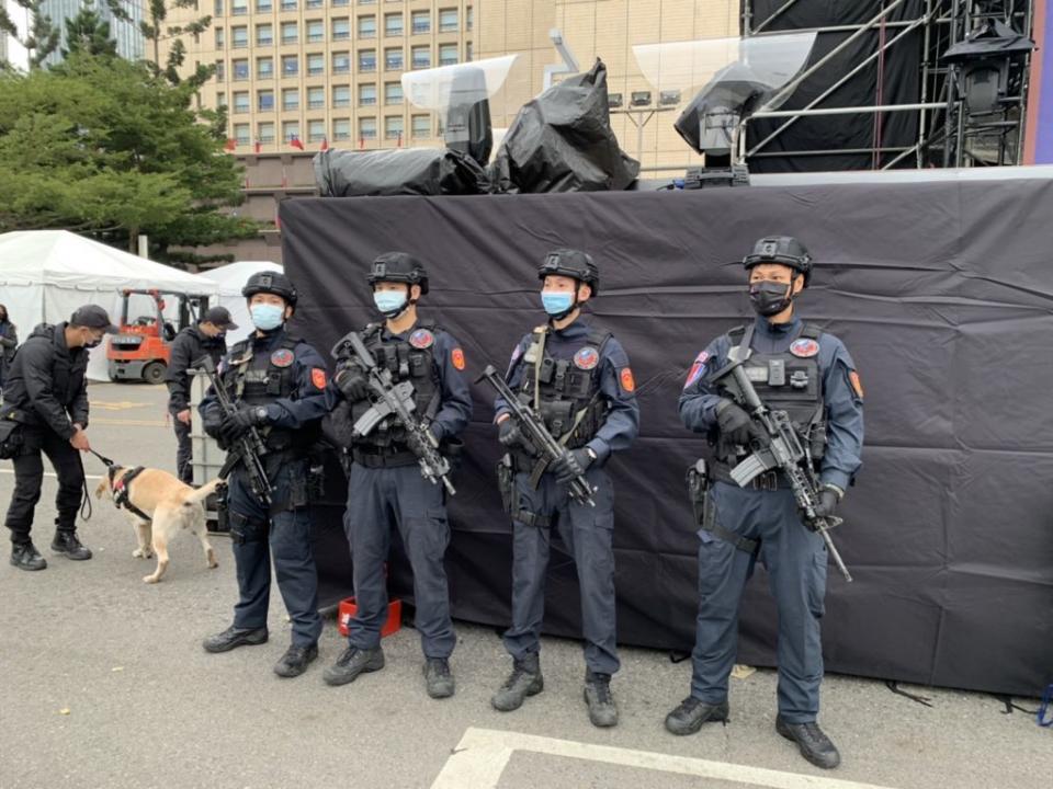 台北市最High新年城跨年活動將在三十一日舉辦，台北市警共動員八百警力與警犬維安。（記者周閩生攝）