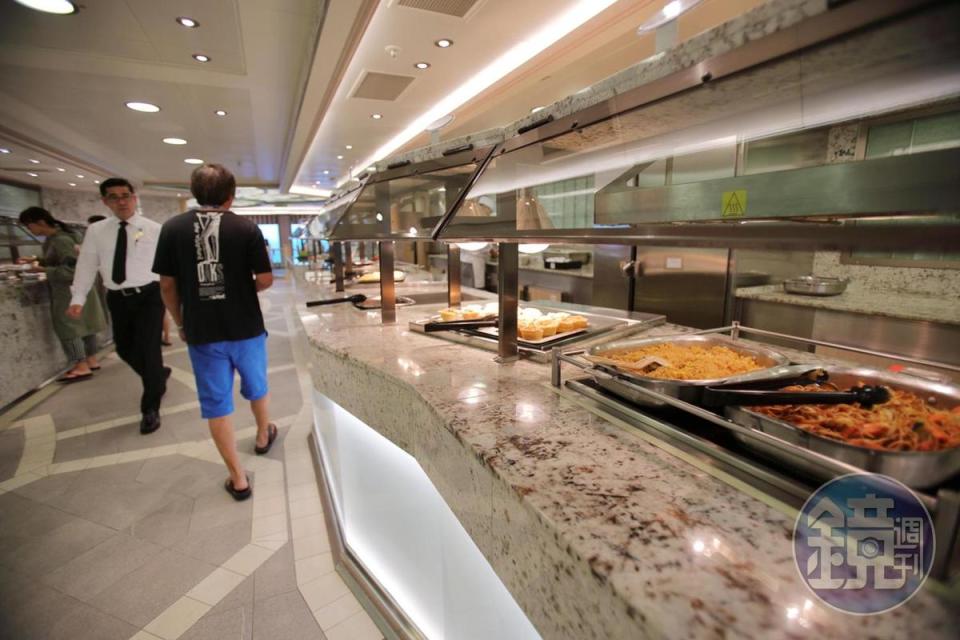 環球美食自助餐廳有一條130公尺的美食長廊，供應著多國餐點。