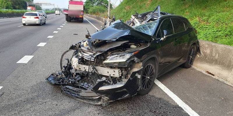 男駕車國1頭份路段追撞大貨車  女乘客重傷 35歲杜姓男子19日上午駕駛租賃轎車載23歲廖姓女 子，行經國道1號南下頭份路段，疑似恍神追撞前方 大貨車，2人均受傷送醫，其中女乘客一度命危。車 輛損毀嚴重。 （民眾提供） 中央社記者管瑞平傳真  113年4月19日 