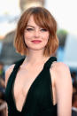 <p>Emma Stone souffre d’anxiété depuis qu’elle est enfant, et l’actrice a souvent parlé ouvertement de ses expériences afin d’aider les autres qui souffrent de problèmes similaires. Elle a confié à Stephen Colbert sur le<em> Late Show </em>: « J’étais un enfant très très soucieux et je souffrais régulièrement de crises de panique. J’ai beaucoup profité de mes séances de thérapie, que j’ai commencé dès sept ans ». Cependant, l’actrice de 27 ans a vaincu ses problèmes de santé mentale grâce à la comédie. Elle précise ainsi : « La comédie et l’improvisation m’ont tellement aidé… Je souffre encore d’anxiété aujourd’hui mais je n’ai plus de crises de panique, je touche du bois » <em>[Photo : PA]</em><br><br><br><br><br><br><br></p>