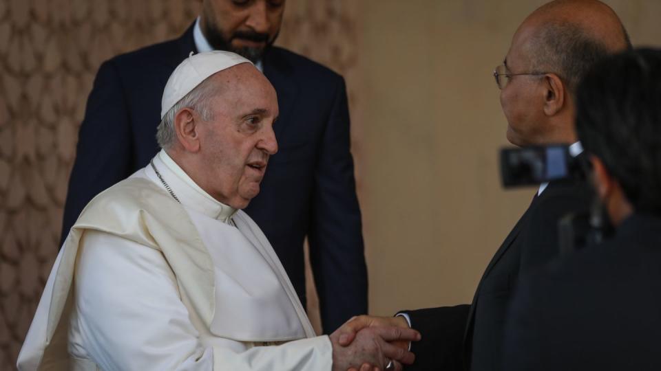 Der irakische Staatschef Barham Salih (r) empfängt Papst Franziskus im Präsidentenpalast.