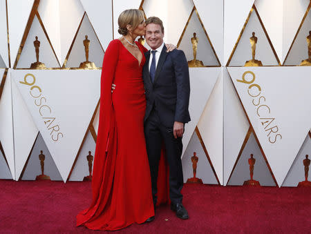 90th Academy Awards - Oscars Arrivals – Hollywood, California, U.S., 04/03/2018 – Allison Janney kisses Steven Rogers. REUTERS/Mario Anzuoni