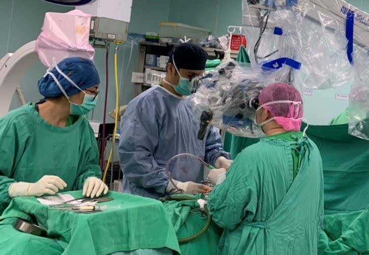 蔡佳勳醫師透過顯微手術為婦人取出脊髓腫瘤。（示意圖／南投醫院提供）
