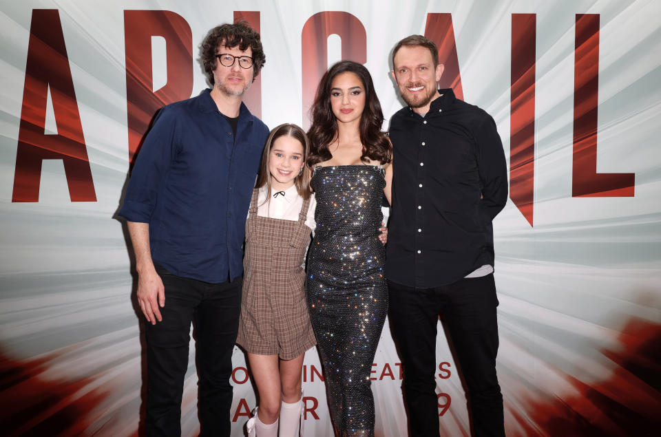 Melissa Barrer con Tyler Gillett, Alisha Weir y  Matt Bettinelli-Olpin en Miami, Florida, promoviendo 'Abigail' ( Alexander Tamargo/Getty Images)