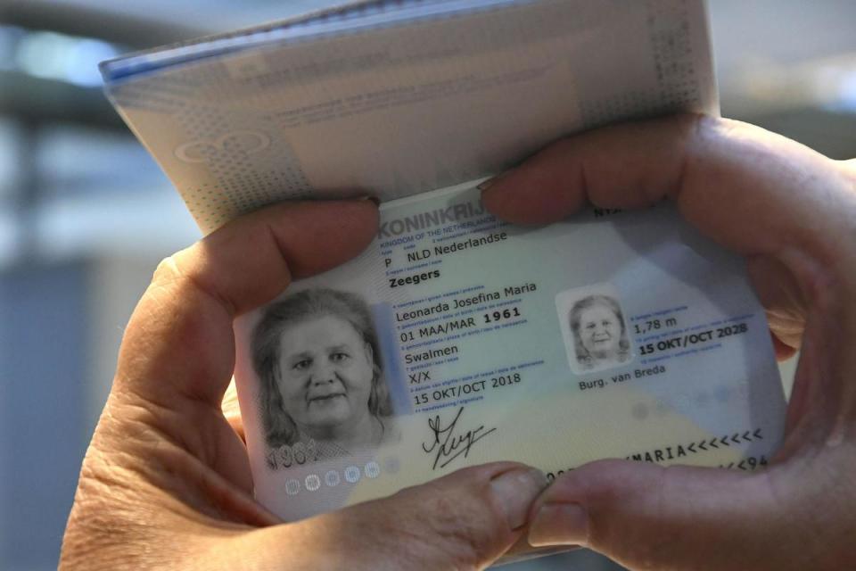 繼澳洲、瑞士、印度、尼泊爾等國，荷蘭今年也發出首本性別中立護照，護照上的性別欄位註記著「X」。（東方IC）