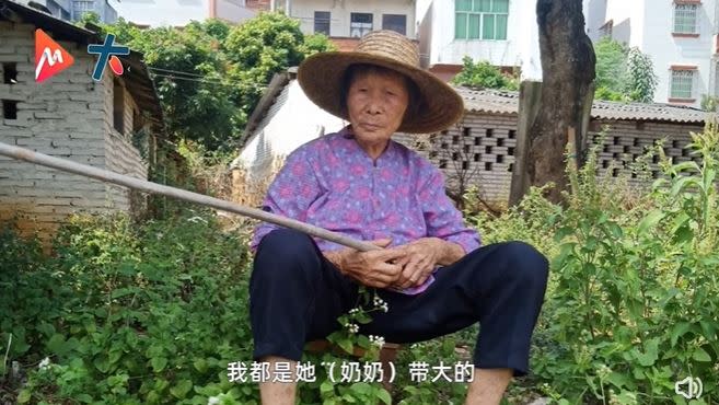 88歲老奶奶，為了不讓孫女擔心，每天在監視器前上演「吃播」可愛模樣，登上微博熱搜。（圖／翻攝自微博）