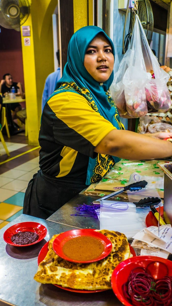 Finding treasure: The interesting part of visiting the hawker center, despite each of them having common menu variants, is that there are plenty of culinary gems which you can find at each hawker center. Some places are known (mostly by the locals) to offer the best taste compared to similar menu in other hawker center.