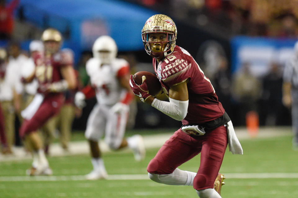 Florida State Seminoles wide receiver Travis Rudolph (15) carries the ball to score a touchdown. (Photo: USA Today Sports / Reuters)