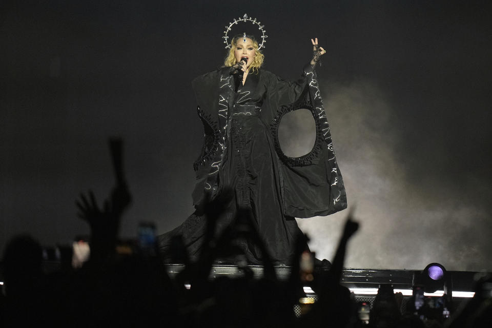 Madonna se presenta en el último concierto de The Celebration Tour, en la playa de Copacabana en Río de Janeiro, Brasil, el sábado 4 de mayo de 2024. (Foto AP/Silvia Izquierdo)