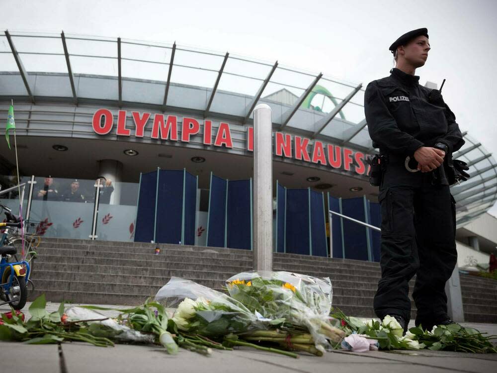 Nach dem Amoklauf 2016 im und am Olympia-Einkaufszentrum in München zeigten Menschen ihre Anteilnahme mit Kerzen und Blumen. (Bild: imago images/Sebastian Widmann)