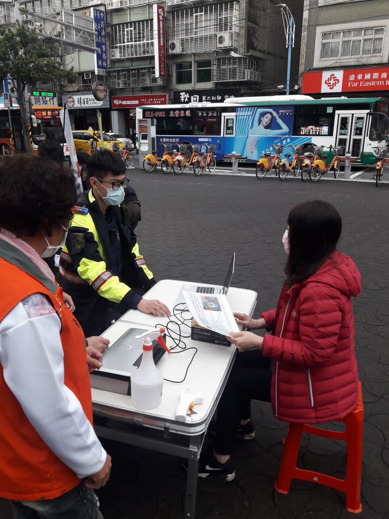 新莊警分局2月7日前，於新莊運動公園設置機動派出所，現場發送各式犯罪預防文宣，員警和志工們亦向民眾宣導時下最新詐騙手法及防竊知識。（新莊警分局提供）