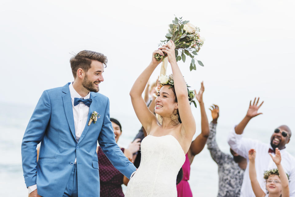 經典的新娘拋捧花儀式，捧花代表的是一份幸福（示意圖/Getty Image）