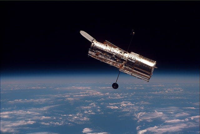 Die Beobachtungen des Hubble-Teleskops stehen im Widerspruch zu den kosmologischen Standardvorhersagen über die Expansion des Universums. Die KBC-Lücke könnte erklären, warum. - Copyright: NASA