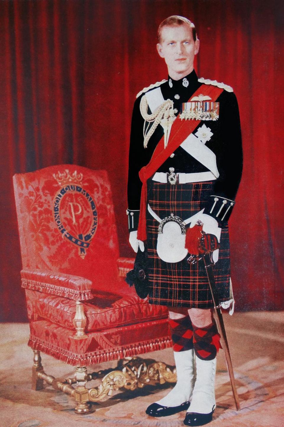 <h3>1950</h3><p>菲利浦親王著上Queen's Own Cameron Highlanders的經典制服。</p><cite>Getty Images</cite>