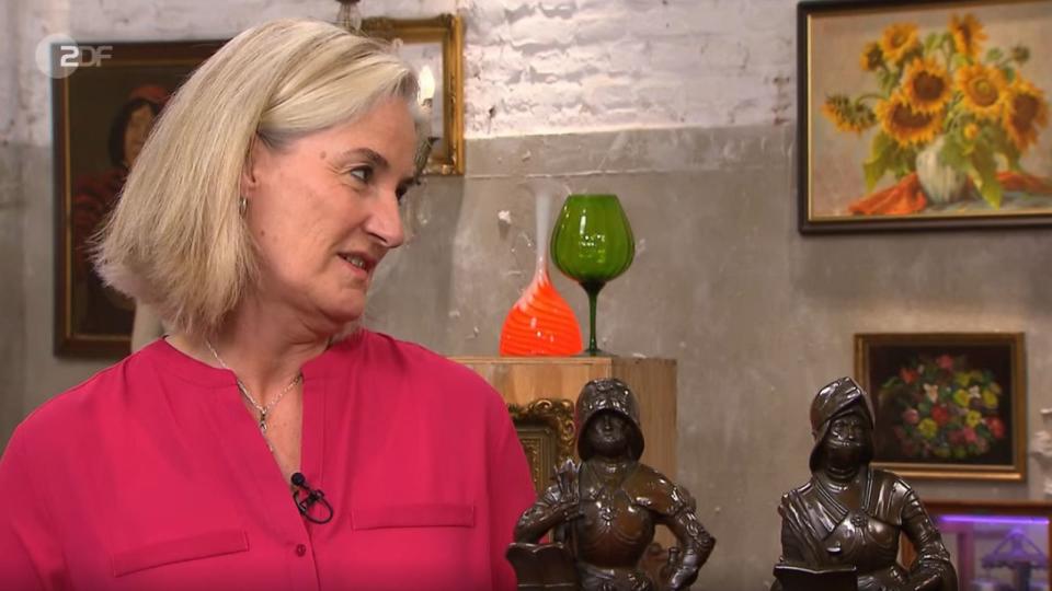 "Ja, das möchte ich sehr gerne glauben", seufzte Friederike Werner. "Es ist aber keine Bronze. Das ist ein Kunststoff." Und zwar Bakelit. (Bild: ZDF)