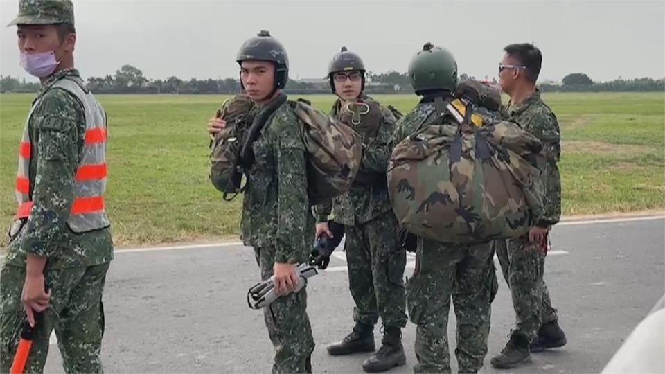 新加坡陸軍突擊營屏東傘訓　場面壯觀！民眾爭睹