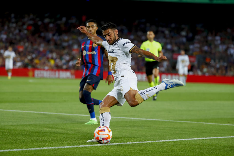 Eduardo Salvio intenta atacar el arco del Barcelona. (AP Photo/Joan Monfort)