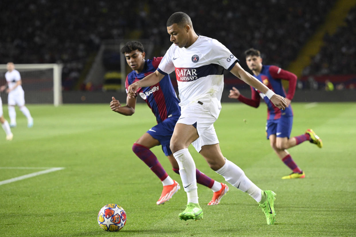 Kylian Mbappé et Lamine Yamal lors de Barça-PSG le 16 avril 2024 en quart de finale retour de Ligue des Champions.