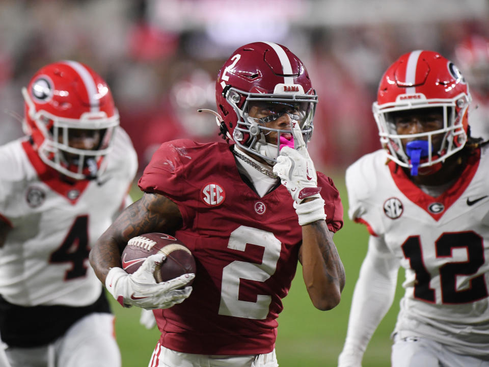 Penerima lebar Alabama Ryan Williams merayakan touchdown lampu hijau selama kemenangan Crimson Tide atas Georgia Bulldogs pada hari Sabtu. (Jeffrey Vest/Ikon Sportswire melalui Getty Images)