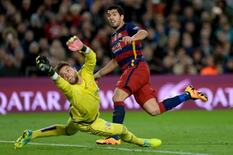 Barcelona's forward Luis Suarez (R) shoots to score past Celta Vigo's goalkeeper Sergio Alvarez during a Spanish league football match at the Camp Nou stadium in Barcelona on February 14, 2016