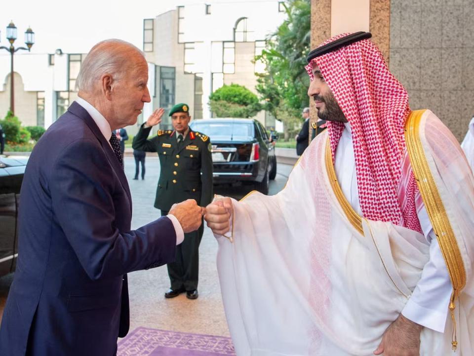 Saudi Crown Prince Mohammed bin Salman fist bumps U.S. President Joe Biden upon his arrival at Al Salman Palace, in Jeddah, Saudi Arabia, July 15, 2022 (VIA REUTERS)