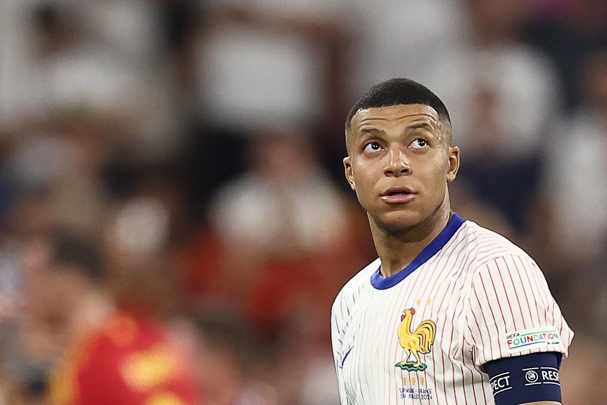 Los aficionados españoles se burlan del jugador del Real Madrid Kylian Mbappé durante las celebraciones de la Eurocopa.