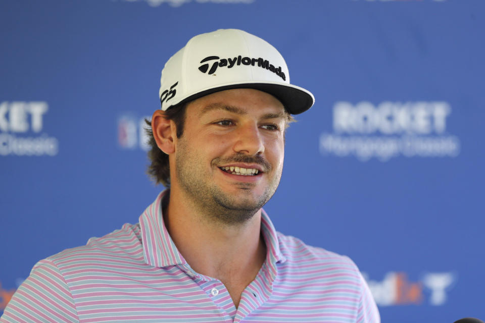 Doc Redman en entrevista tras la primera ronda del Rocket Morgage Classic en el Detroit Golf Club en Detroit el jueves 2 de julio del 2020. El golfista de 22 años empató en el liderato con una ronda de 65. (AP Photo/Carlos Osorio)