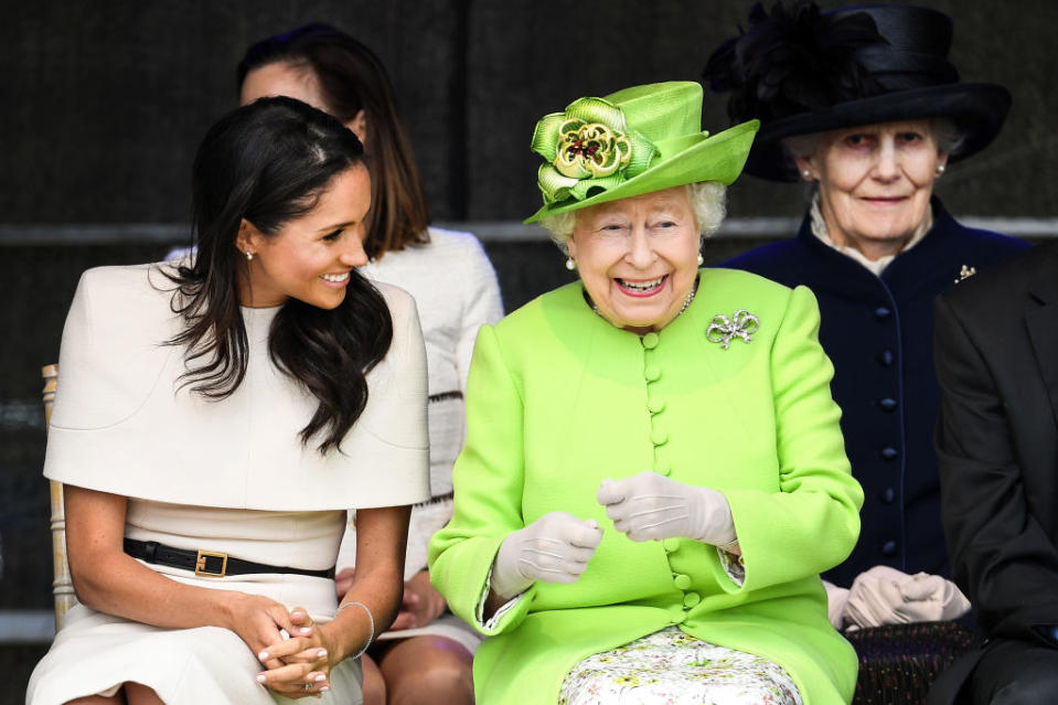 <p>Ähnliches Bild, doch diesmal sitzt die Queen neben Meghan, frischgebackene Herzogin von Sussex. Das Bild entstand einen Monat nach der Hochzeit an Herzogin Meghans erstem offiziellen Auftritt im Juni 2018. </p>