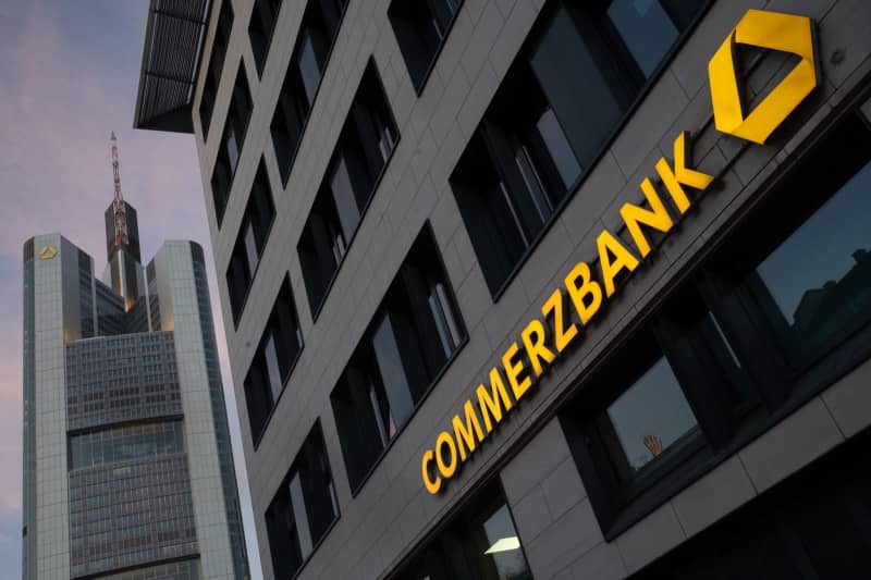 The lettering "Commerzbank" and the logo can be seen on a bank branch in Frankfurt. Sebastian Gollnow/dpa