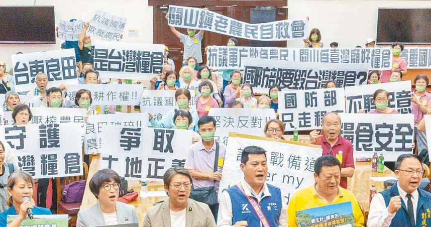 國民黨立委黃建賓（前左三）9日舉行記者會，向國防部表達選址缺乏溝通，恐破壞大面積良田，衝擊農民生計等問題；台東縣長饒慶鈴（前左二）更帶著近百名關山鄉親北上抗議，吶喊「不要補償、重新選址」，呼籲國防部兼顧國防與民生。（圖／中國時報郭吉銓攝）